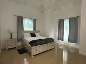 3 bedrooms, iron/ironing board, free WiFi, bed sheets - Tropical Luxury Villa @ Lakeside View (Salem, Runaway Bay)