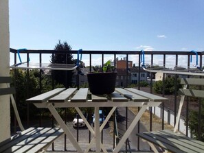 Outdoor dining - Moderne Lemoine Idéal Voyages D'affaires (Châteauroux)