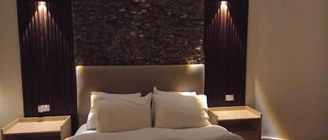 Deluxe Double Room, 2 Bedrooms, Smoking, City View