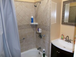 SĂšche-cheveux, serviettes fournies, papier toilette