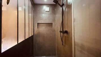 Sèche-cheveux, serviettes fournies