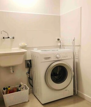 Bidet, Handtücher, Seife, Shampoo