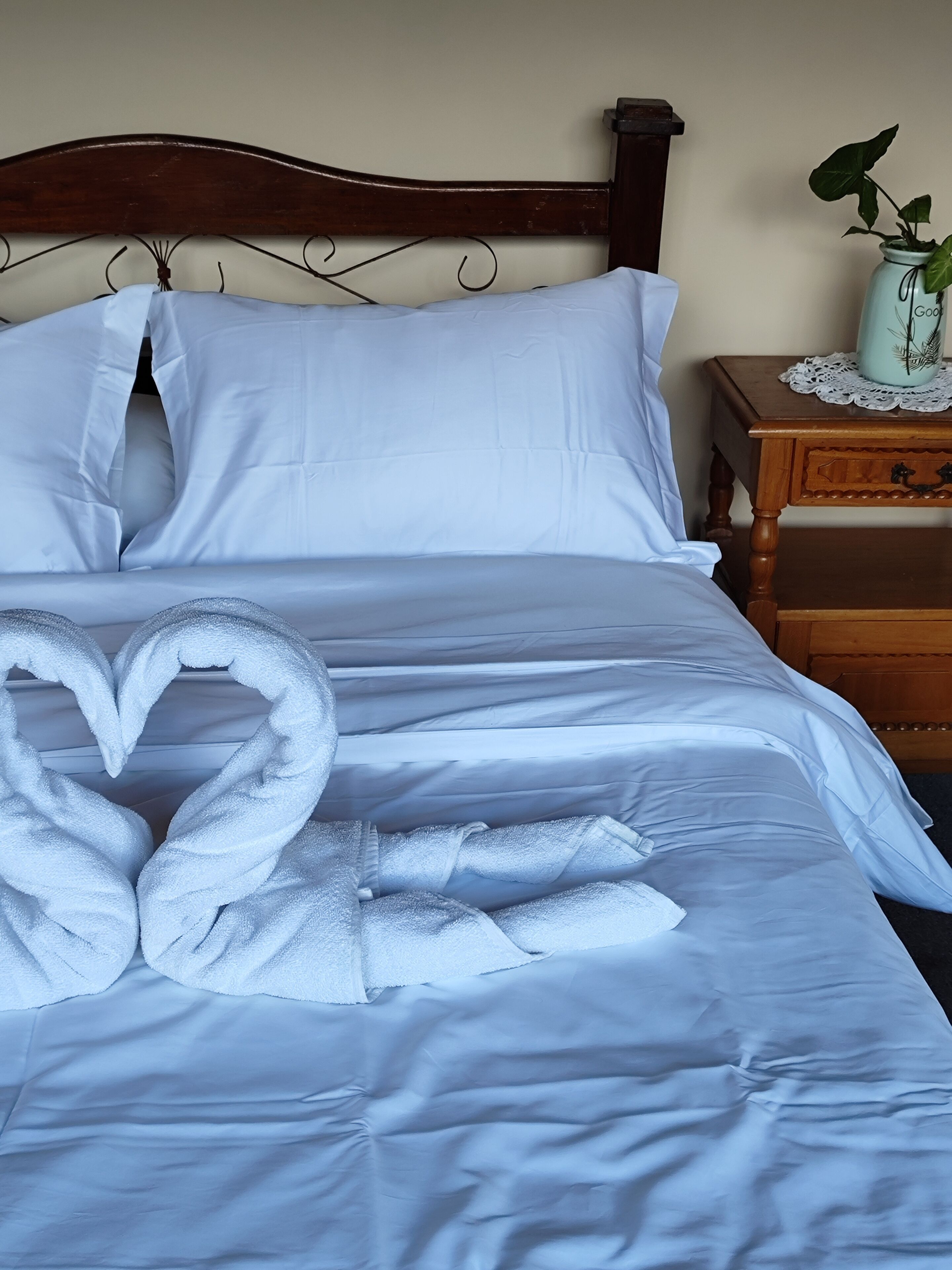 5 habitaciones, escritorio, tabla de planchar con plancha y wifi 