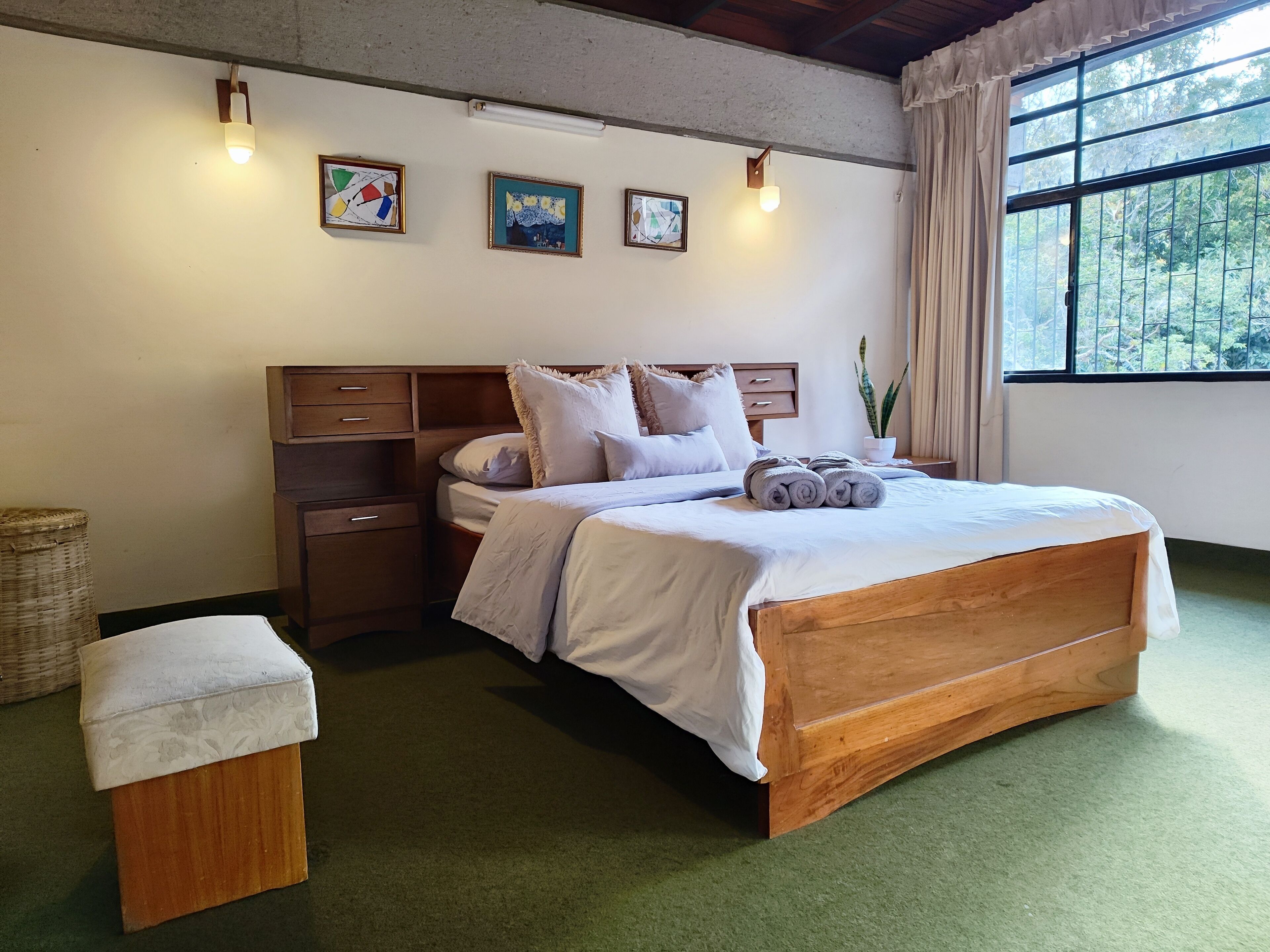 5 habitaciones, escritorio, tabla de planchar con plancha y wifi 
