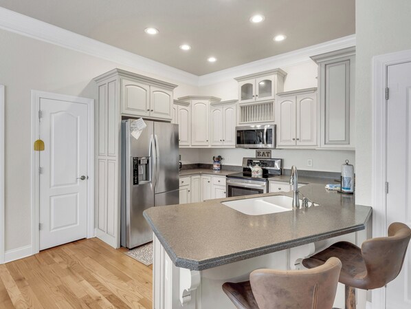 Fridge, microwave, oven, stovetop - Helen's Hideaway - The Perfect Vacation Home for the Family (Helen)