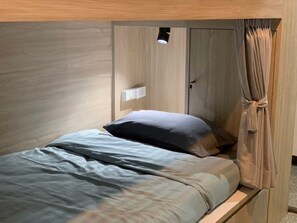 In-room safe, blackout curtains, free WiFi, bed sheets - Marni BKK Hostel (Bangkok)
