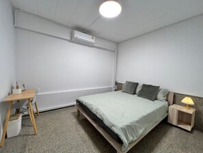 Double Bed Private Room | Zimmersafe, Verdunkelungsvorhänge, kostenloses WLAN, Bettwäsche