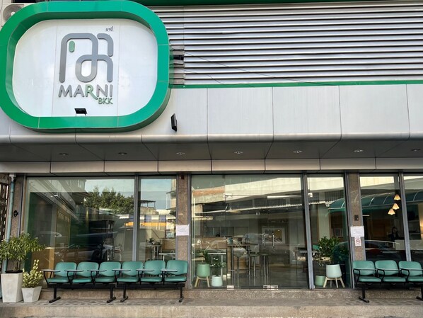 Front of property - Marni BKK Hostel (Bangkok)