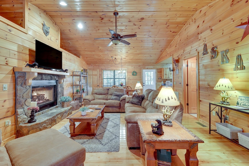 Hot Tub & Game Room: Blue Ridge Getaway - Blue Ridge, GA