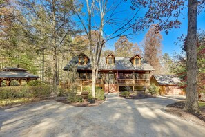 Exterior - Hot Tub & Game Room: Blue Ridge Getaway (Blue Ridge)