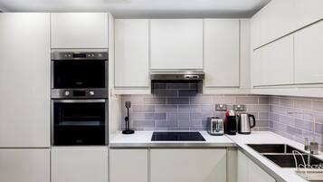 Apartemen Comfort | Dapur pribadi | Lemari es kecil, microwave, oven, dan mesin pencuci piring