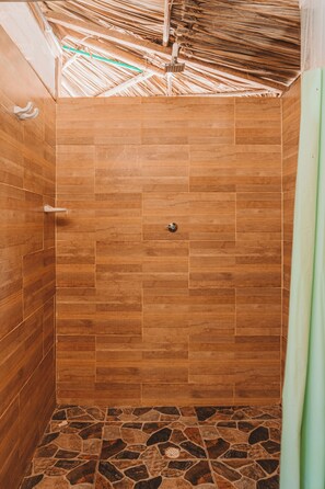 Cabaña superior, 1 cama doble, no fumadores, vistas a la montaña | Baño | Artículos de higiene personal gratuitos