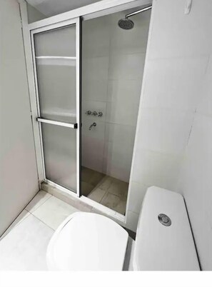 Bidet, toallas, jabón, shampoo 