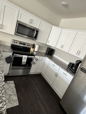 Fridge, microwave, oven, stovetop - Omahas Coastal Escape (Omaha)