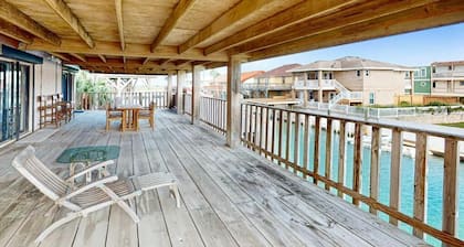 Channel-Front Port Isabel Family Home. Gulf/Bay Fishing and Close to SPI Beach!