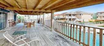 Channel-Front Port Isabel Family Home. Gulf/Bay Fishing and Close to SPI Beach!