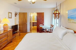 3 Schlafzimmer, Schreibtisch, Bügeleisen/Bügelbrett, Reisekinderbett