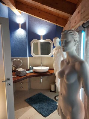 Dusche, Haartrockner, Bidet, Handtücher