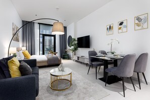Safe på rommet, blendingsgardiner og strykejern/-brett