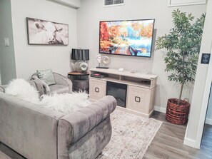 Smart TV, chimenea, impresora