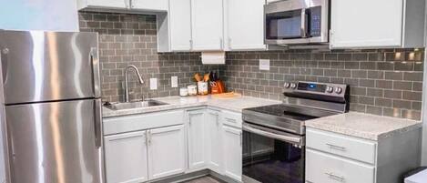 Geladeira, micro-ondas, fogão, cooktop