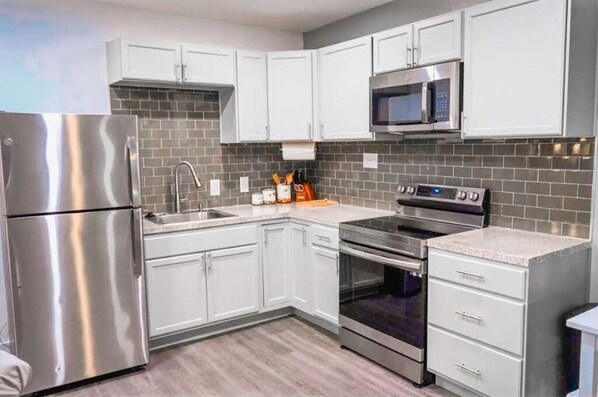 Refrigerador, microondas, horno, placa de cocina