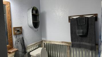 Ducha, toallas, papel higiénico