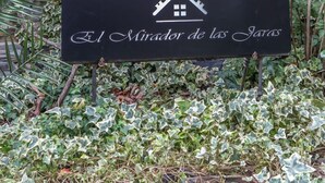 A sign with a house and keys symbol, reading "El Mirador de las Jaras". - El Mirador de las Jaras (Patones)