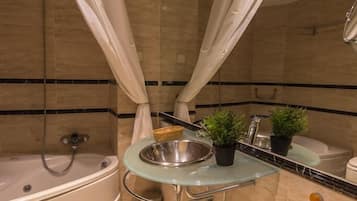 Habitación | Baño | Bañera, bidé, toallas y jabón