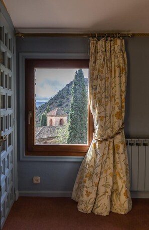 Down comforters, individually decorated, individually furnished, desk - El Mirador de las Jaras (Patones)