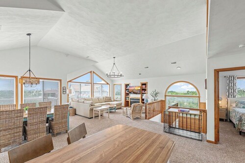 Oceanside, sound view, dog friendly, private pool, hot tub, golf cart, game room