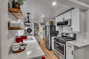 Refrigerador, microondas, horno y parrilla de estufa