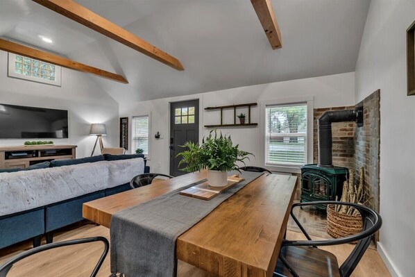 Interior - Pet-Friendly Cozy Midtown Cabin Retreat (Coeur d'Alene)