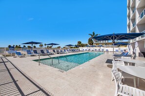 Een buitenzwembad, een verwarmd zwembad