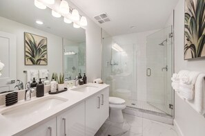 Douche, sèche-cheveux, serviettes fournies, savon