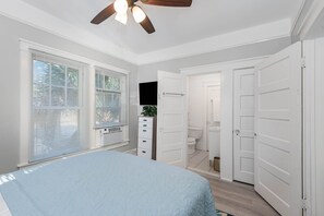 1 bedroom, iron/ironing board, WiFi, bed sheets - Super Cool Couples Retreat - Walk to Shops-Restaurants- Beach-Bars (New Smyrna Beach)