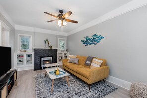 Fireplace - Super Cool Couples Retreat - Walk to Shops-Restaurants- Beach-Bars (New Smyrna Beach)