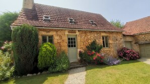 A stone house with a tiled roof, a green door, and a gravel driveway. - Gite Tout Confort 4personnes Avec Piscine, Proche Lot, Dordogne, Lot et Garonne (Marminiac)
