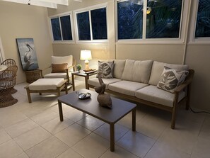 Smart TV - Cozy Cottage, 1/2 Block from Naples Bay (Naples)