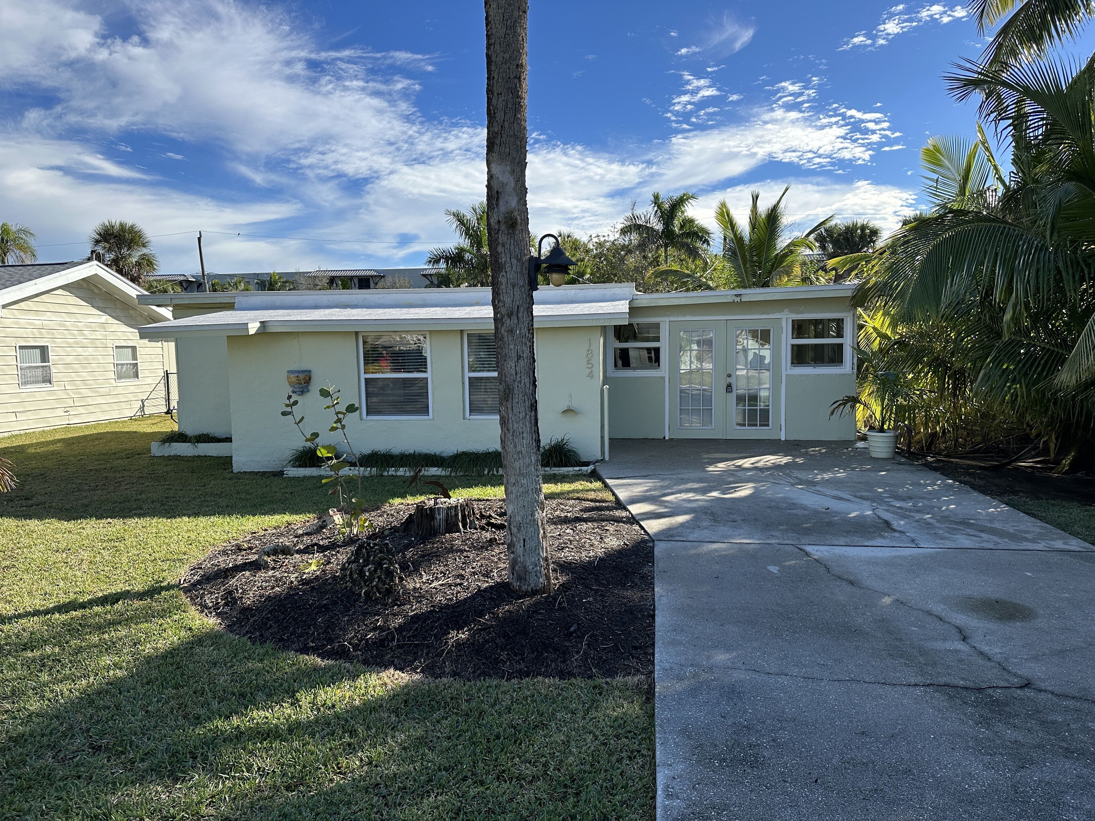 Cozy Cottage, 1/2 Block from Naples Bay, Golf Cart Included