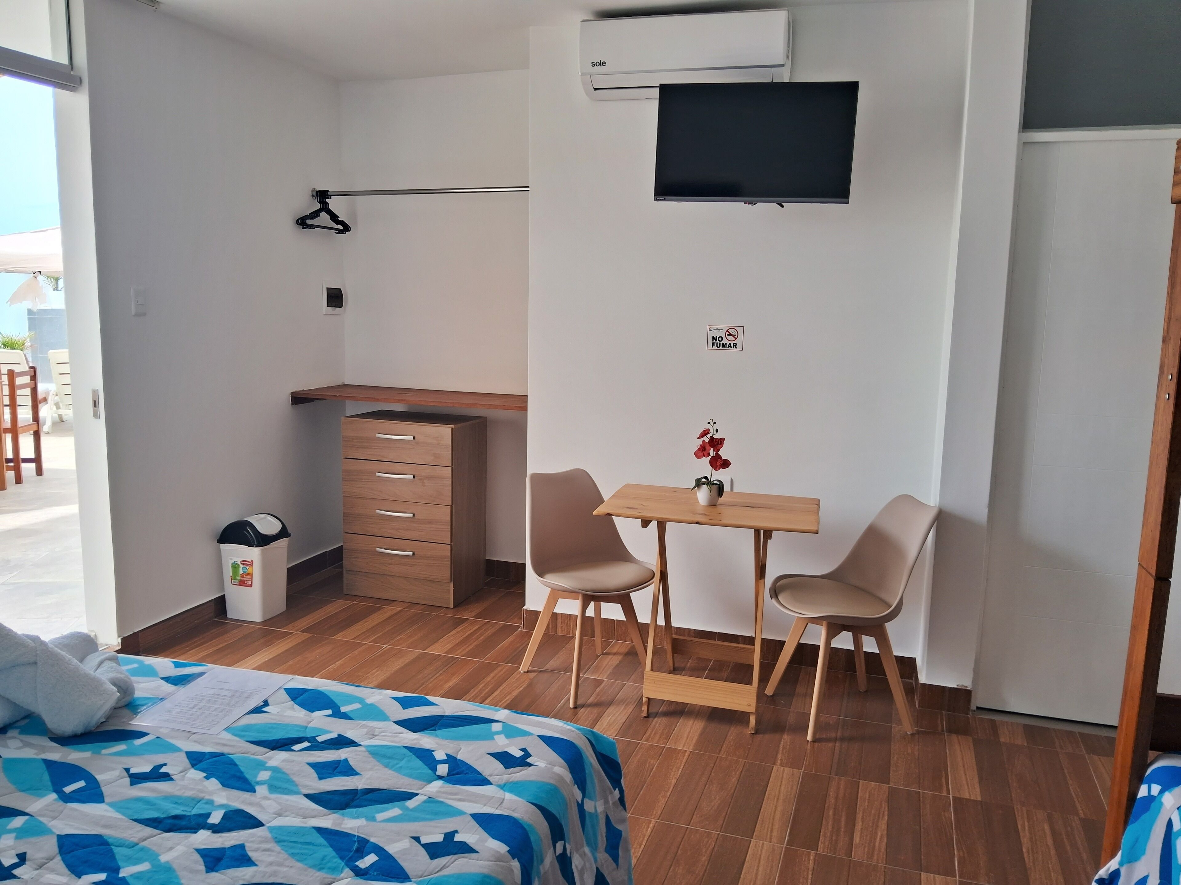 Habitación cuádruple familiar | Área de sala de estar | Smart TV, Netflix, piso con calefacción y servicios de streaming 