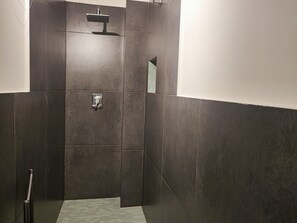 Dusche, Haartrockner, Bidet, Handtücher