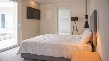 1 bedroom, travel crib, internet