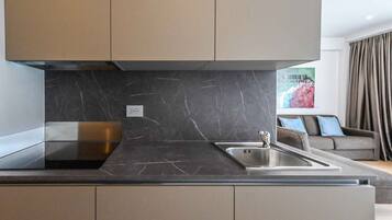 Een koelkast, een magnetron, een kookplaat, een vaatwasser