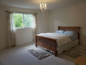 3 chambres, fer et planche à repasser, Wi-Fi, draps fournis