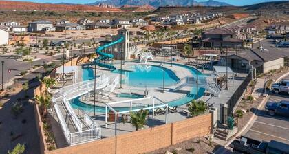 Resort Living- Pet Friendly, Pool/Hot Tub/Waterslide, Arcade, & Pickle-ball!