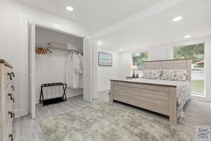 2 habitaciones, escritorio y tabla de planchar con plancha 