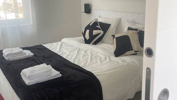 2 slaapkamers, een strijkplank/strijkijzer, reisbedje, gratis wifi