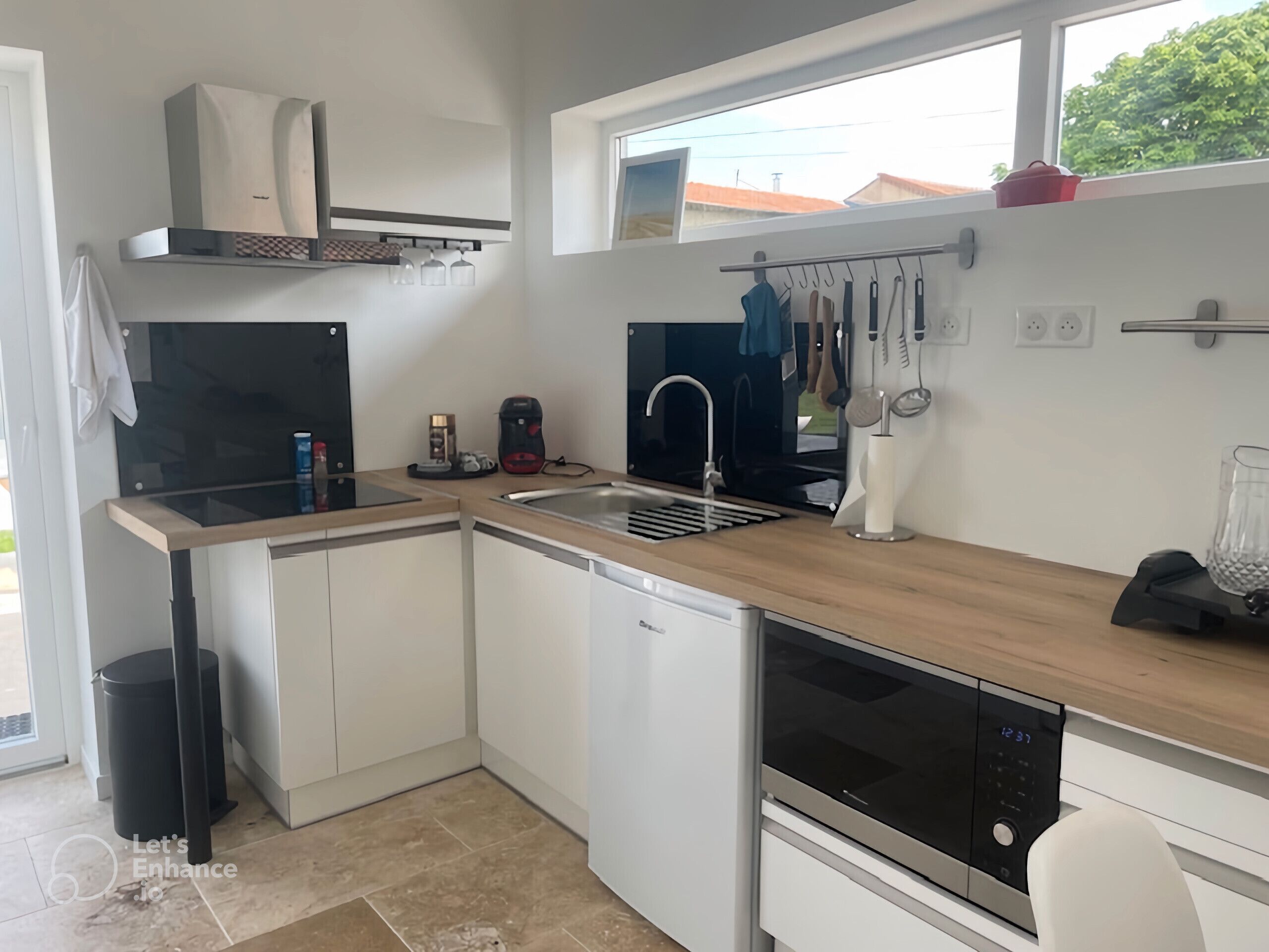 Réfrigérateur, micro-ondes, plaque de cuisson, cafetière/bouilloire