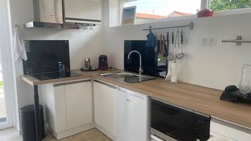 Een koelkast, een microgolfoven, een kookplaat